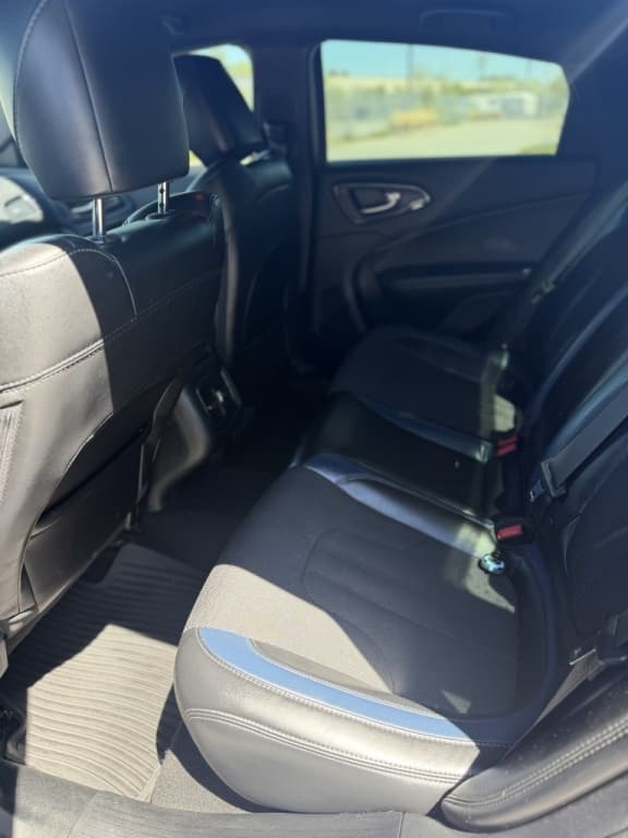 2015 Chrysler 200 S thumbnail 9