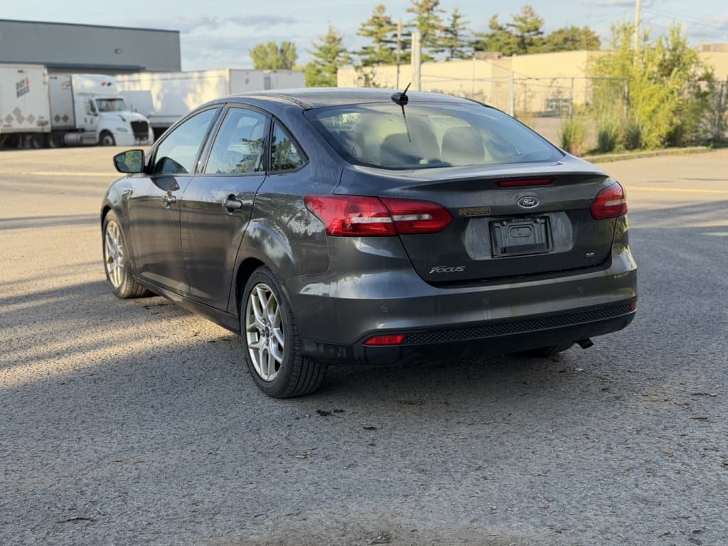 2016 Ford Focus SE thumbnail 4