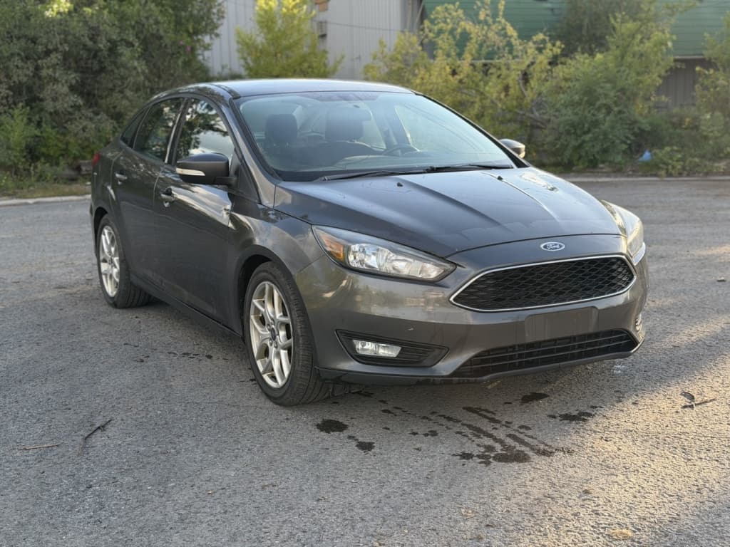 2016 Ford Focus SE thumbnail 3
